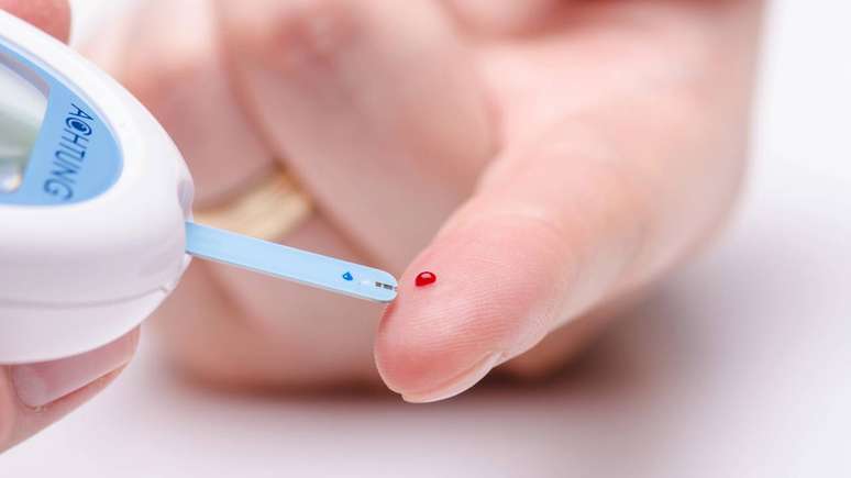 Monitorar a glicemia, evitar carboidratos simples e buscar orientação profissional são passos essenciais diante de picos glicêmicos – depositphotos.com / skyfotostock1