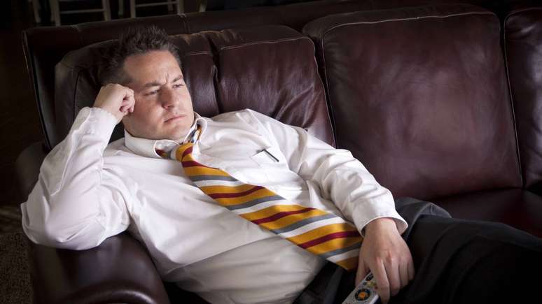 O acúmulo de gordura no órgão relaciona-se fortemente a hábitos do dia a dia, como alimentação rica em ultraprocessados, sedentarismo e consumo abusivo de álcool – depositphotos.com / yobro10