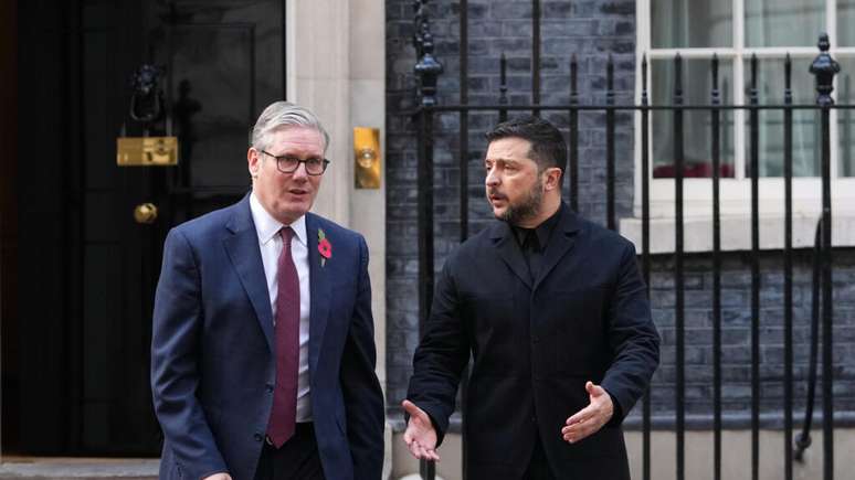 O primeiro-ministro Keir Starmer, do Reino Unido, à esquerda, e o presidente ucraniano Volodymyr Zelensky. Em Londres, em 24 de outubro de 2025.
