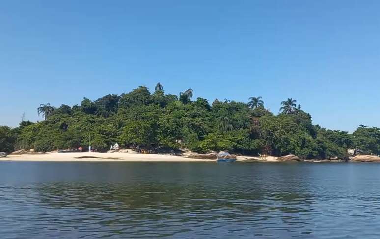 Com pouca infraestrutura, a ilha preserva um ambiente natural que conquista moradores e turistas em finais de semana e feriados – Reprodução/Youtube