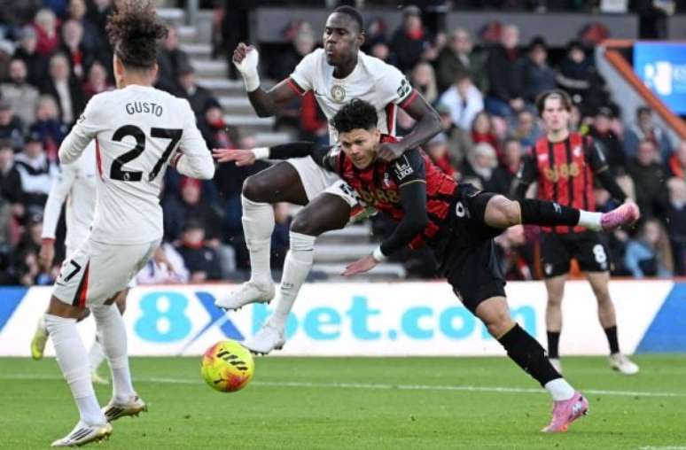 - Mike Hewitt/Getty Images - Legenda: Evanilson, do Bournemouth, disputa a jogada com Chalobah, do Chelsea