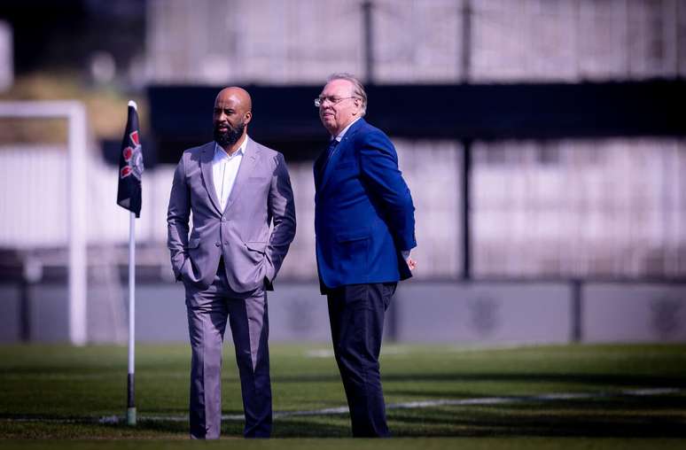 Stabile e o diretor Fabinho Soldado observam treino –