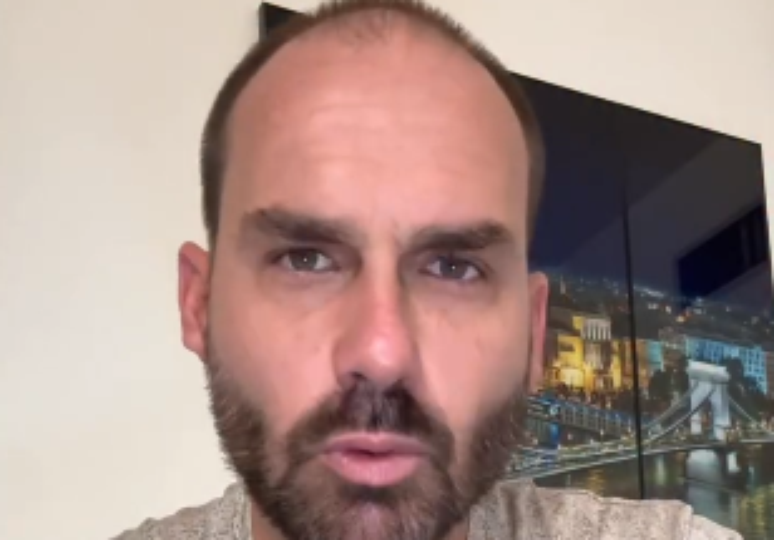 Eduardo Bolsonaro segue nos Estados Unidos e usa redes sociais para compartilhar mensagens políticas