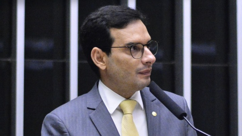  Leo Prates (PDT-BA) apresentou um relatório substitutivo a um projeto de lei que trata do fim da escala 6x1 (seis dias de trabalho, um de descanso)