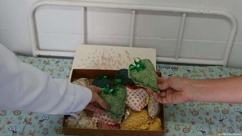 Coraçõezinhos de pano servem de lembrança do bebê que partiu