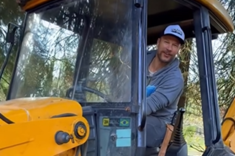 Hilbert compartilhou um vídeo arrumando um trator neste sábado, 6