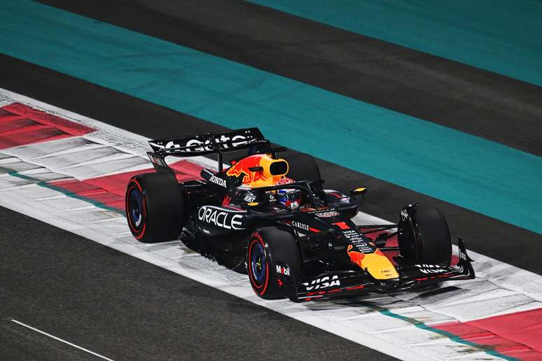 Max Verstappen conquistou a pole na decisão 