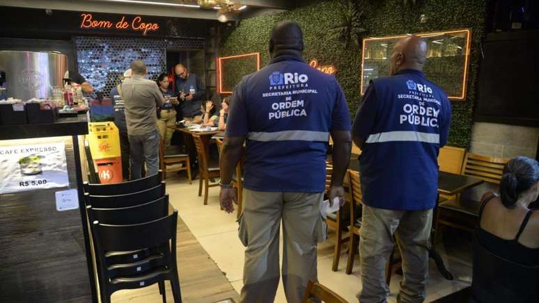Bares e restaurante japonês são interditados no Rio após fiscais encontrarem baratas e fezes de roedores