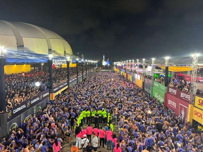 Público curte o Carnatal na Arena das Dunas, em Natal (RN)