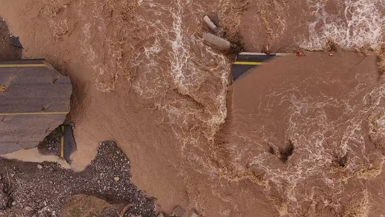 Imagens aéreas mostram ruas inundadas, carros atolados e diversos terrenos prejudicados pelo desastre.