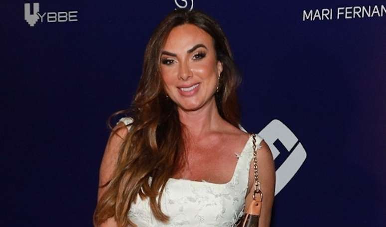 Nicole Bahls namorando jogador do Flamengo? Participante do 'Dança dos Famosos' dá veredito: 'Só beijando'.