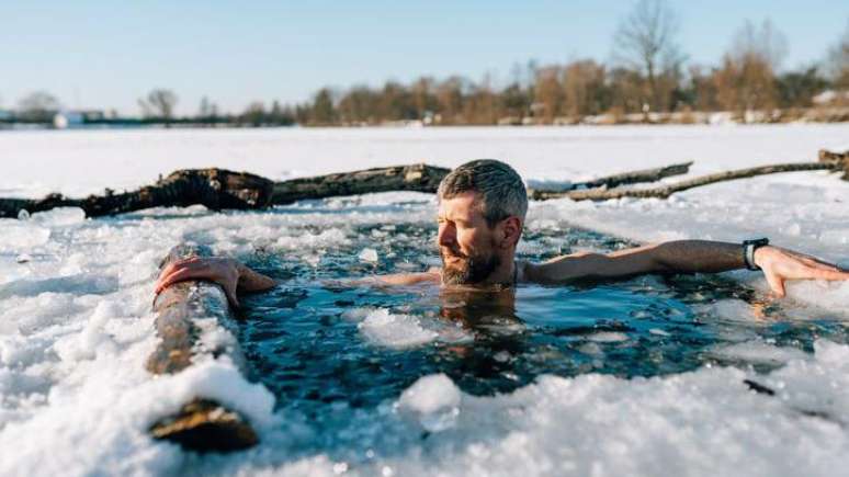 Diferentemente da gordura branca, que se acumula nas coxas, cintura e quadris, a gordura marrom queima calorias e as transforma em calor quando o corpo enfrenta o frio