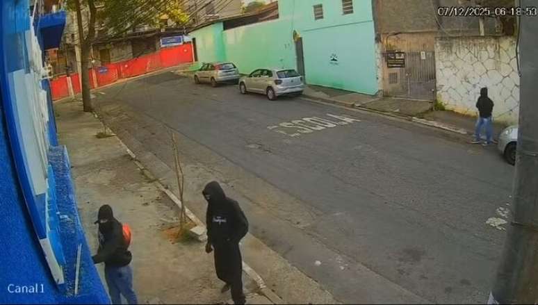 Câmeras flagraram assalto a empresa de segurança na Rua Antonio José Viveira, no Capão Redondo, Zona Sul de São Paulo.