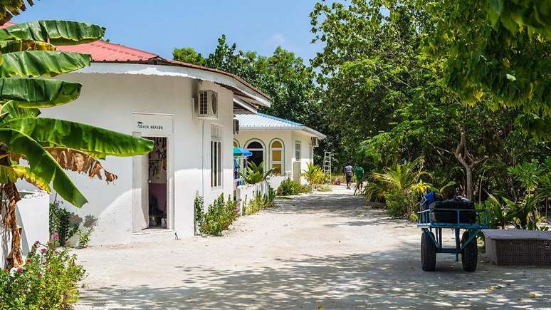 Existem, agora, mais de 1,2 mil pousadas em 90 ilhas espalhadas pelas Maldivas. Elas oferecem aos visitantes a oportunidade de vivenciar o dia a dia do país.