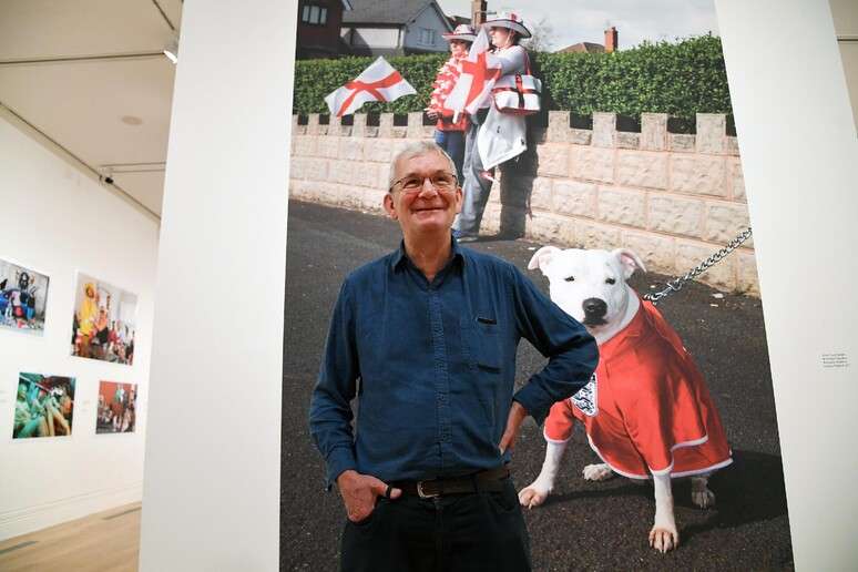 Parr posa diante de um de seus trabalhos em exposição em Londres em 2019