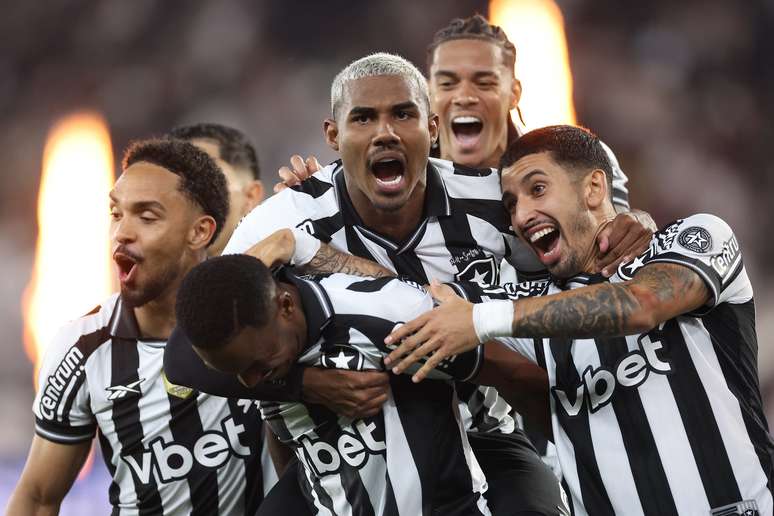Jogadores do Botafogo comemorando a vitória sobre o Bahia 
