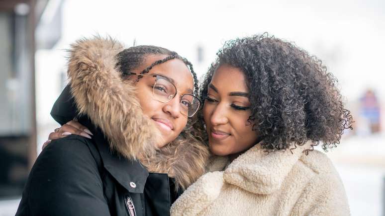 Os seres humanos adultos, no entanto, encontraram outras formas de se aquecer — ligando o aquecimento, se enrolando em cobertores grossos ou usando casacos mais quentes