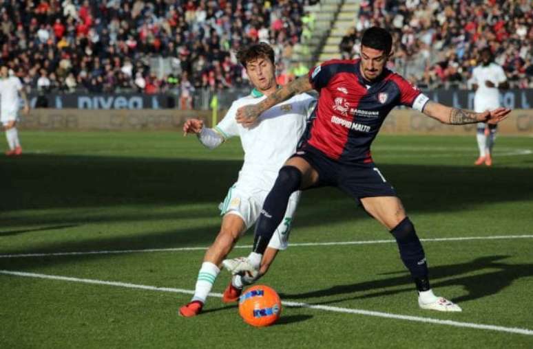 Juan Martin Rodríguez, do Cagliari, tenta rechaçar a bola.