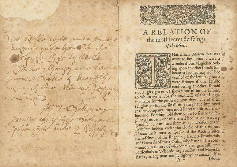Um exemplar de 1610 de um panfleto anticatólico sobre uma suposta conspiração jesuíta contra o rei Jaime 1º, no qual William Henry Ireland, um falsificador de documentos e obras de William Shakespeare, fez anotações "assinadas" pelo famoso bardo