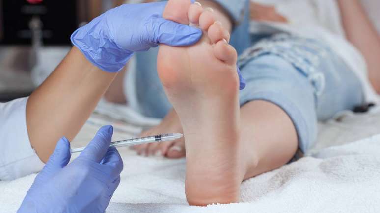 Pessoas com diabetes, problemas circulatórios ou imunidade comprometida devem observar ainda mais os pés, pois pequenas lesões associadas à umidade e ao mau cheiro podem evoluir com mais facilidade – depositphotos.com / Dimid_86