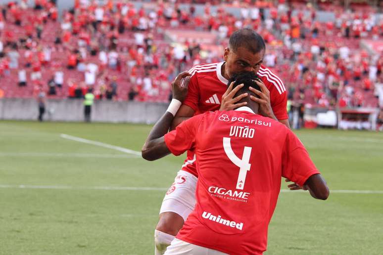 Vitão crossed the Beira-Rio lawn on his knees V-
