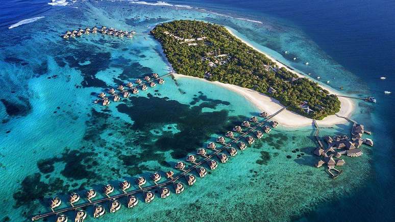 Resorts de luxo, como o Six Senses Laamu, ficam em ilhas particulares. Sua diária pode custar mais de US$ 1 mil (cerca de R$ 5,4 mil).