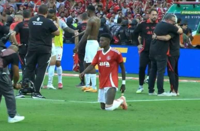 Vitão crossed the Beira-Rio lawn on his knees V-