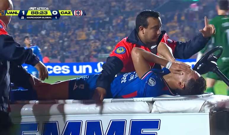 E sai aos prantos, de maca.