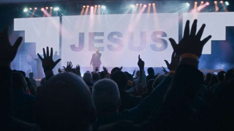 'Apocalipse dos Trópicos', de Petra Costa, explora o crescimento da fé evangélica no Brasil.