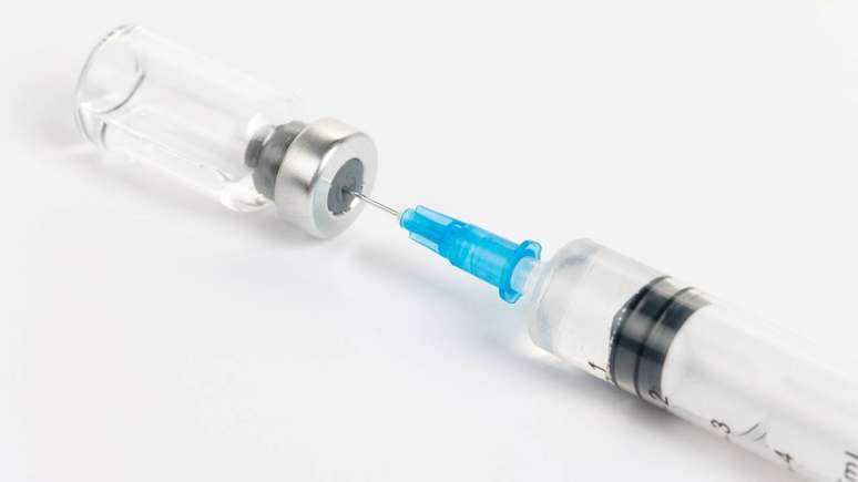 O esquema padr&atilde;o costuma envolver tr&ecirc;s doses, aplicadas em intervalos espec&iacute;ficos, embora em alguns contextos se utilize combina&ccedil;&otilde;es com outras vacinas, especialmente na inf&acirc;ncia &ndash; depositphotos.com / Devon