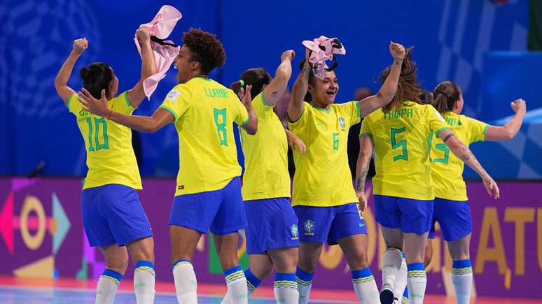 Jogadores do Brasil comemorando na final