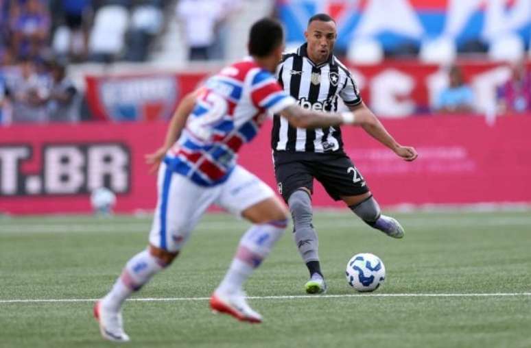 Marçal comemora terceiro gol do Botafogo –
