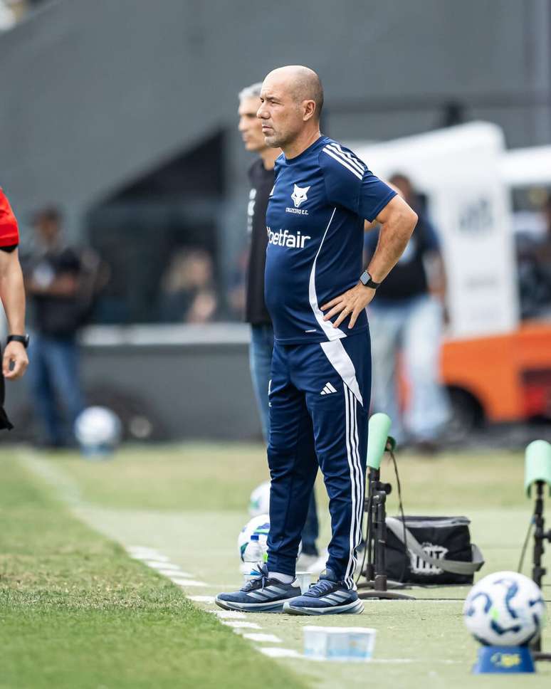 Leonardo Jardim oberva o posicionamento dos jogadores do Cruzeiro  no jogo como Santos.