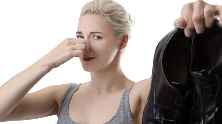 O uso prolongado de calçados fechados, meias de material sintético e a falta de ventilação criam um ambiente quente e úmido, ideal para esse processo – depositphotos.com / jayfish