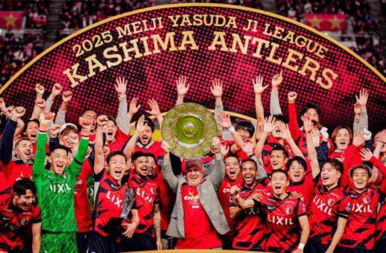 Léo Ceará cabeceia e faz o segundo goldo Kashima  neste 2 a 1 sobre o Yokohama.Foi o gol do eneacampeonato japonês.  Fot: Divulgação/Kashima Antlerss