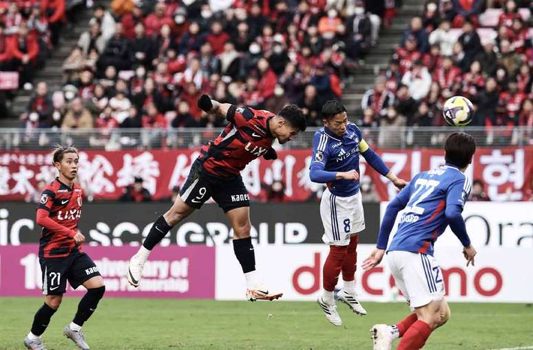 Léo Ceará cabeceia e faz o segundo goldo Kashima  neste 2 a 1 sobre o Yokohama.Foi o gol do eneacampeonato japonês.  Fot: Divulgação/Kashima Antlerss