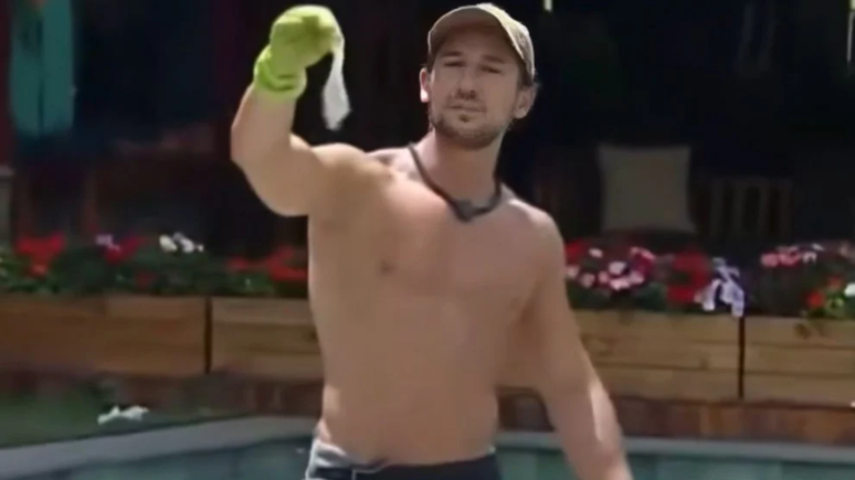 A Fazenda 17: Mesquita mostra camisinha após confusão / Reprodução: RecordPlus