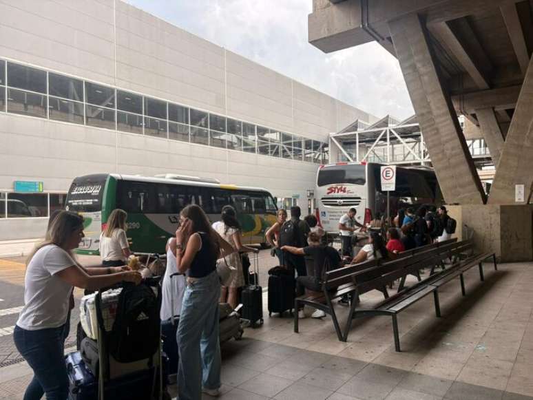 Passageiros no Aeroporto de Viracopos, em Campinas (SP), após voo da Azul não conseguir pousar em Congonhas, na capital paulista, devido a pipas na pista, neste domingo, 7 de dezembro de 2025.
