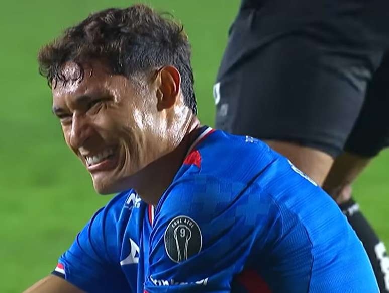 Logo ele percebe a gravidade de sua lesão, já  chorando de dor.