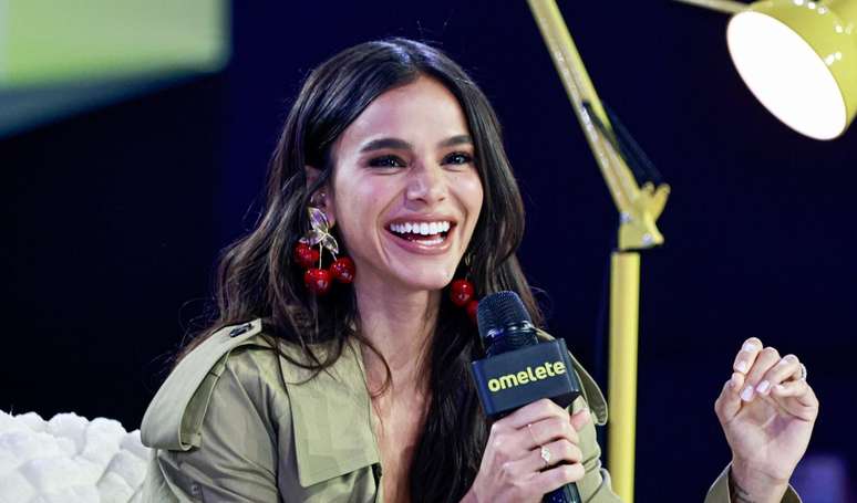 Bruna Marquezine pede para ator tirar a camisa na CCXP 2025 e recebe resposta: 'Vai tirar a graça...'.
