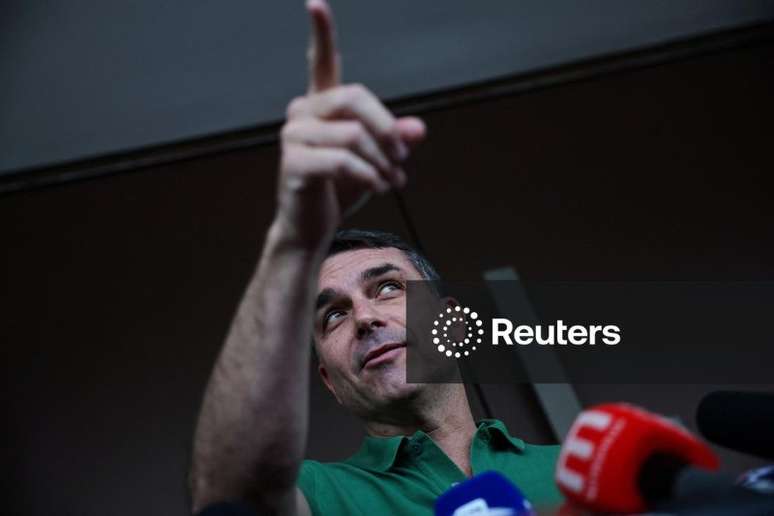 Senador Flávio Bolsonaro, filho do ex-presidente do Brasil Jair Bolsonaro, durante uma coletiva de imprensa após participar de um culto religioso, em Brasília, Brasil
07/12/2025
REUTERS/Adriano Machado