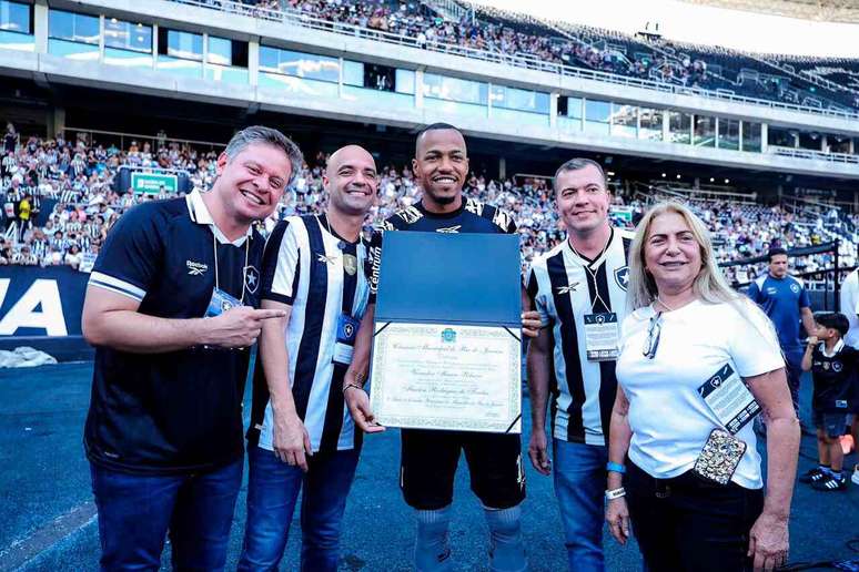 Marlon Freitas também recebe homenagem –