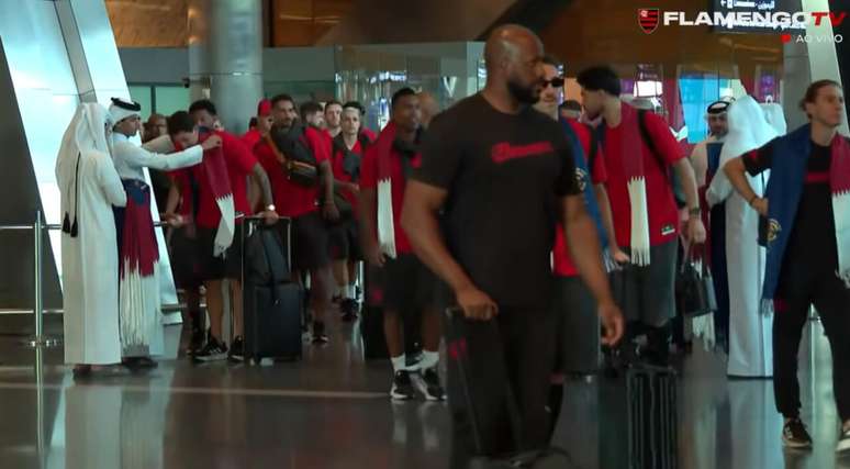 Cataris colocam echarpes com as cores do país nos jogadores do Flamengo –