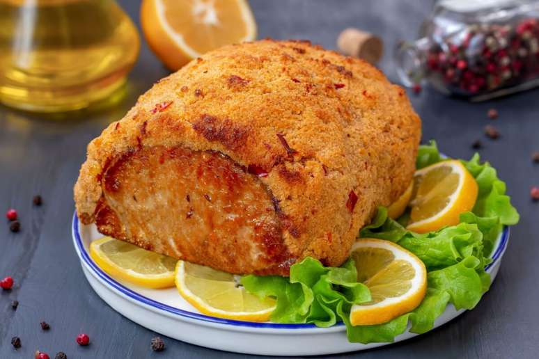 Lombo assado com crosta crocante de queijo e mel 