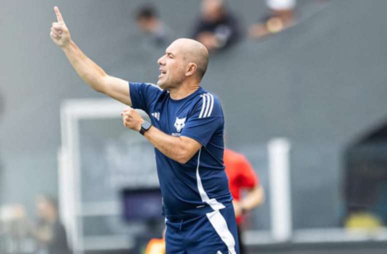 Leonardo Jardim oberva o posicionamento dos jogadores do Cruzeiro  no jogo como Santos.