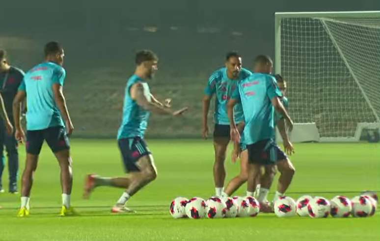 Jogadores do Flamengo durante o treino deste domingo, no Qatar.