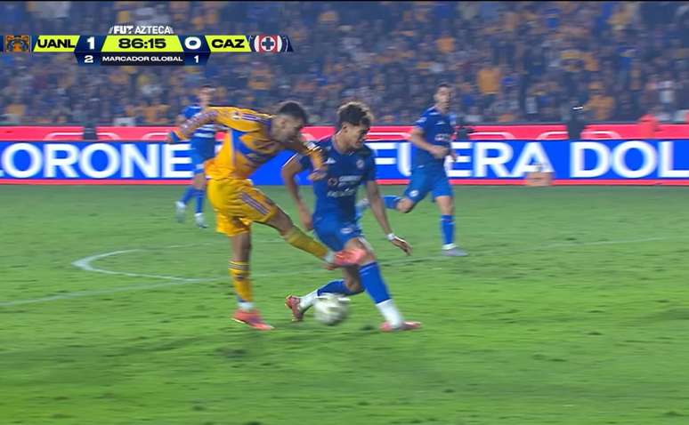 Orozco tenta evitar uma finalização e sofre séria lesão no tornozelo esquerdo.