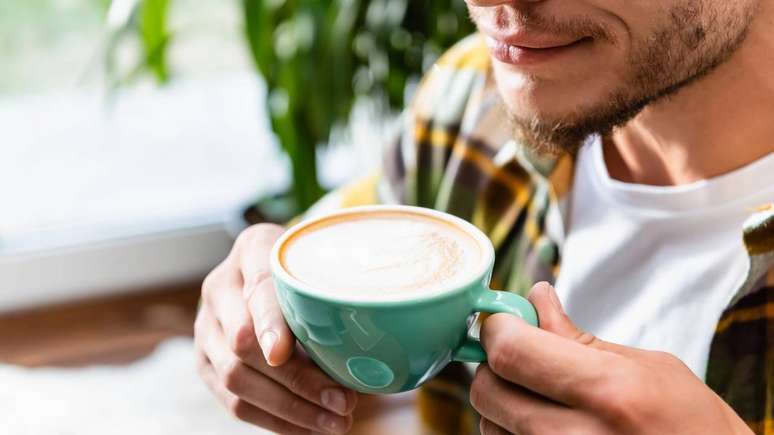Cafeína em excesso, encontrada em café forte, energéticos e alguns chás, pode aumentar a ansiedade – depositphotos.com / HayDmitriy