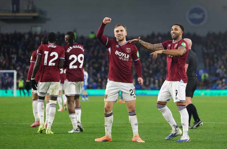 Bowen (à esquerda) celebra o seu gol  para o West Ham ao lado de Callum Wilson, que deu a assistência.