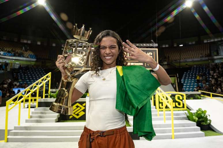 Rayssa Leal bate adversárias e é tetracampeã do SLS Super Crown
